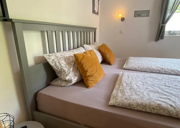 Kleines Doppelzimmer Mit Eigenem Bad Und Kuehlschrank, Frisch Saniert