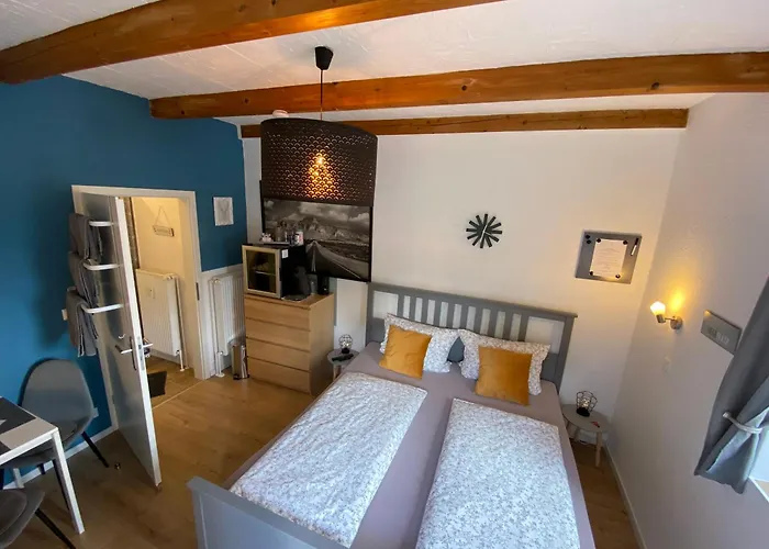 Kleines Doppelzimmer Mit Eigenem Bad Und Kuehlschrank, Frisch Saniert