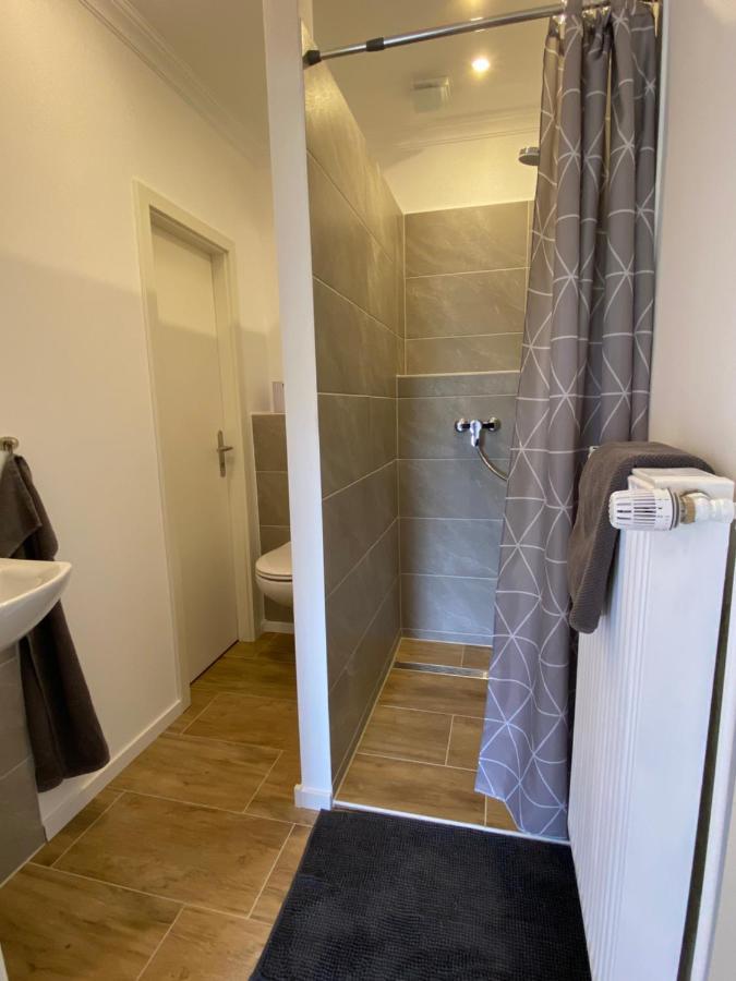 Kleines Doppelzimmer Mit Eigenem Bad Und Kuehlschrank, Frisch Saniert Homestay Friedrichskoog