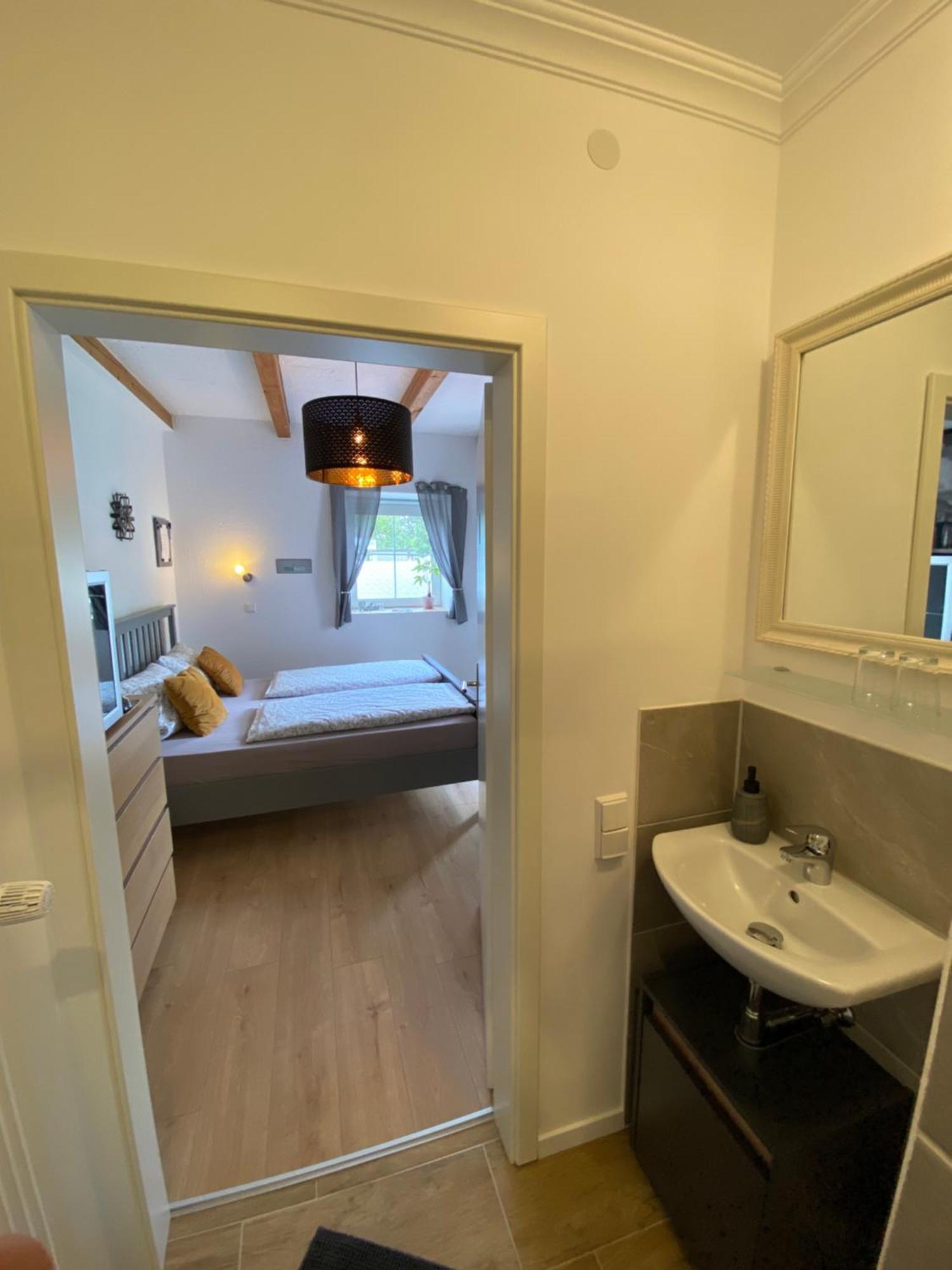 Kleines Doppelzimmer Mit Eigenem Bad Und Kuehlschrank, Frisch Saniert Homestay