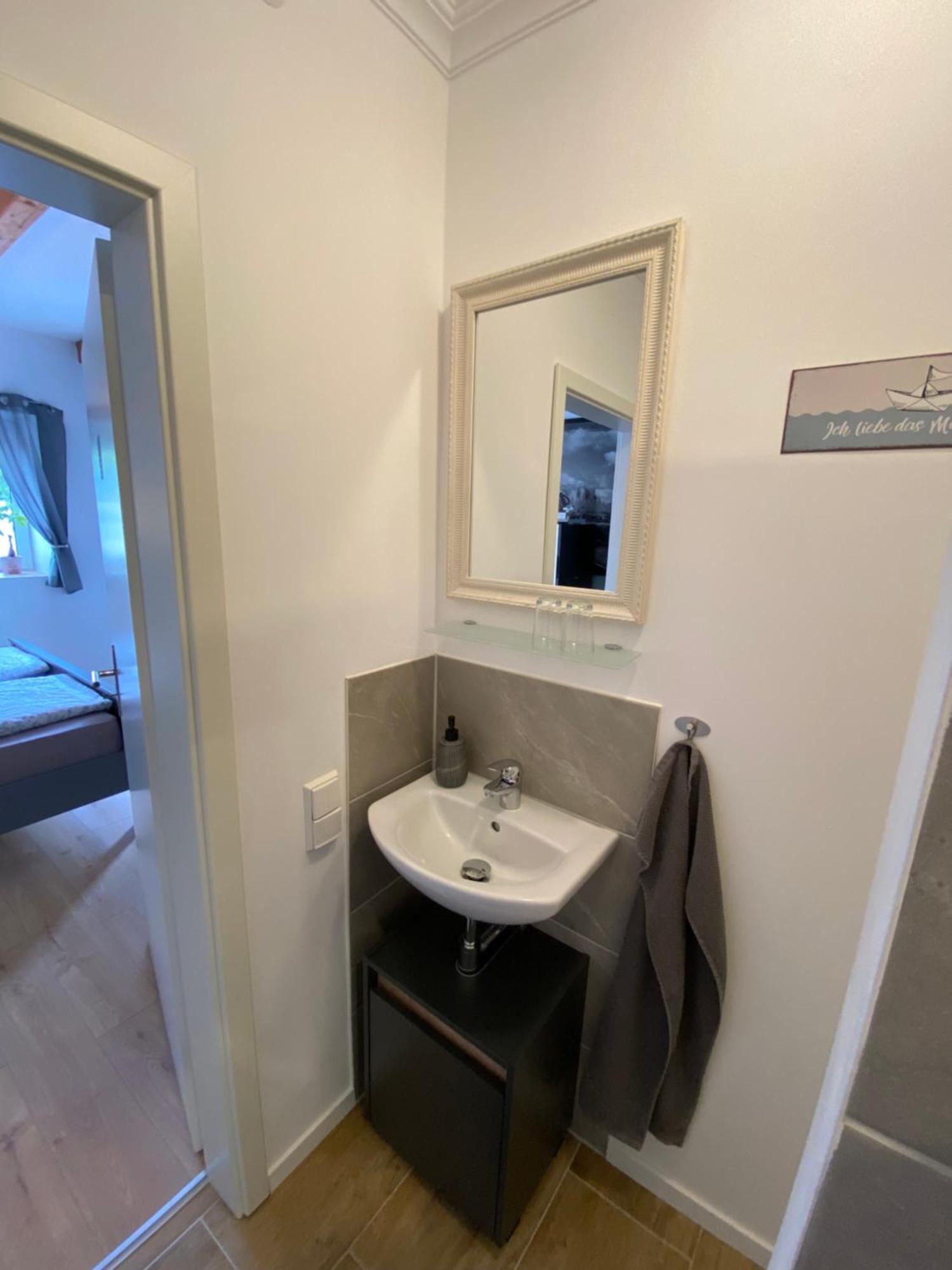 Kleines Doppelzimmer Mit Eigenem Bad Und Kuehlschrank, Frisch Saniert Homestay *