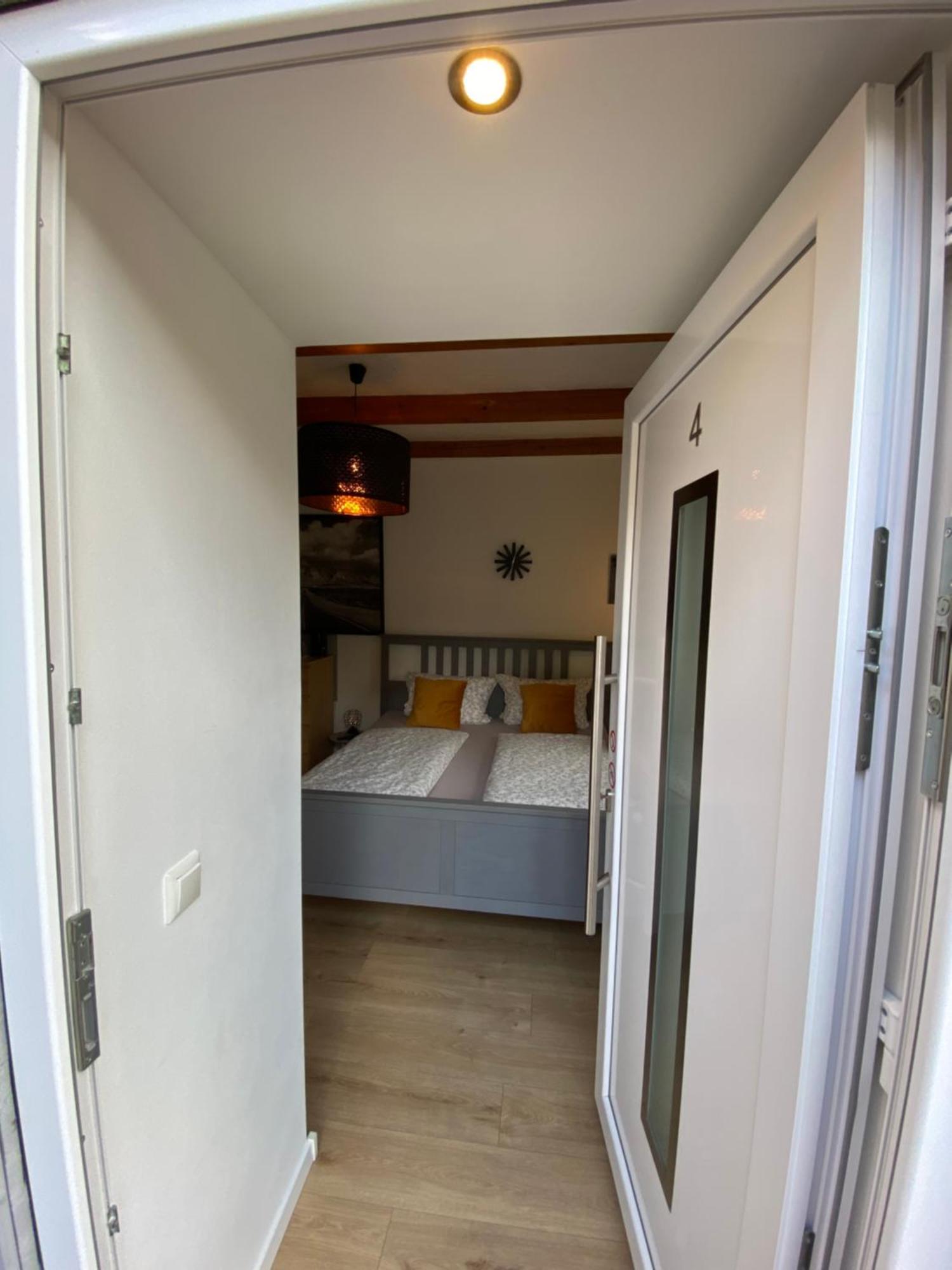Kleines Doppelzimmer Mit Eigenem Bad Und Kuehlschrank, Frisch Saniert Homestay *