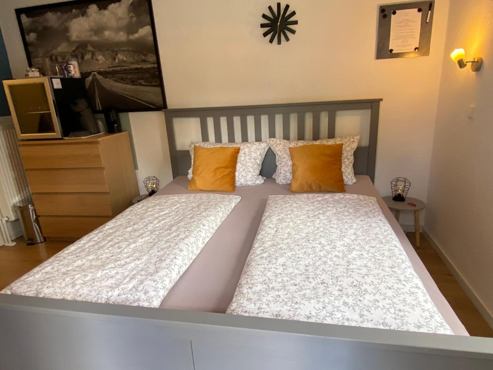 Homestay Kleines Doppelzimmer Mit Eigenem Bad Und Kuehlschrank, Frisch Saniert