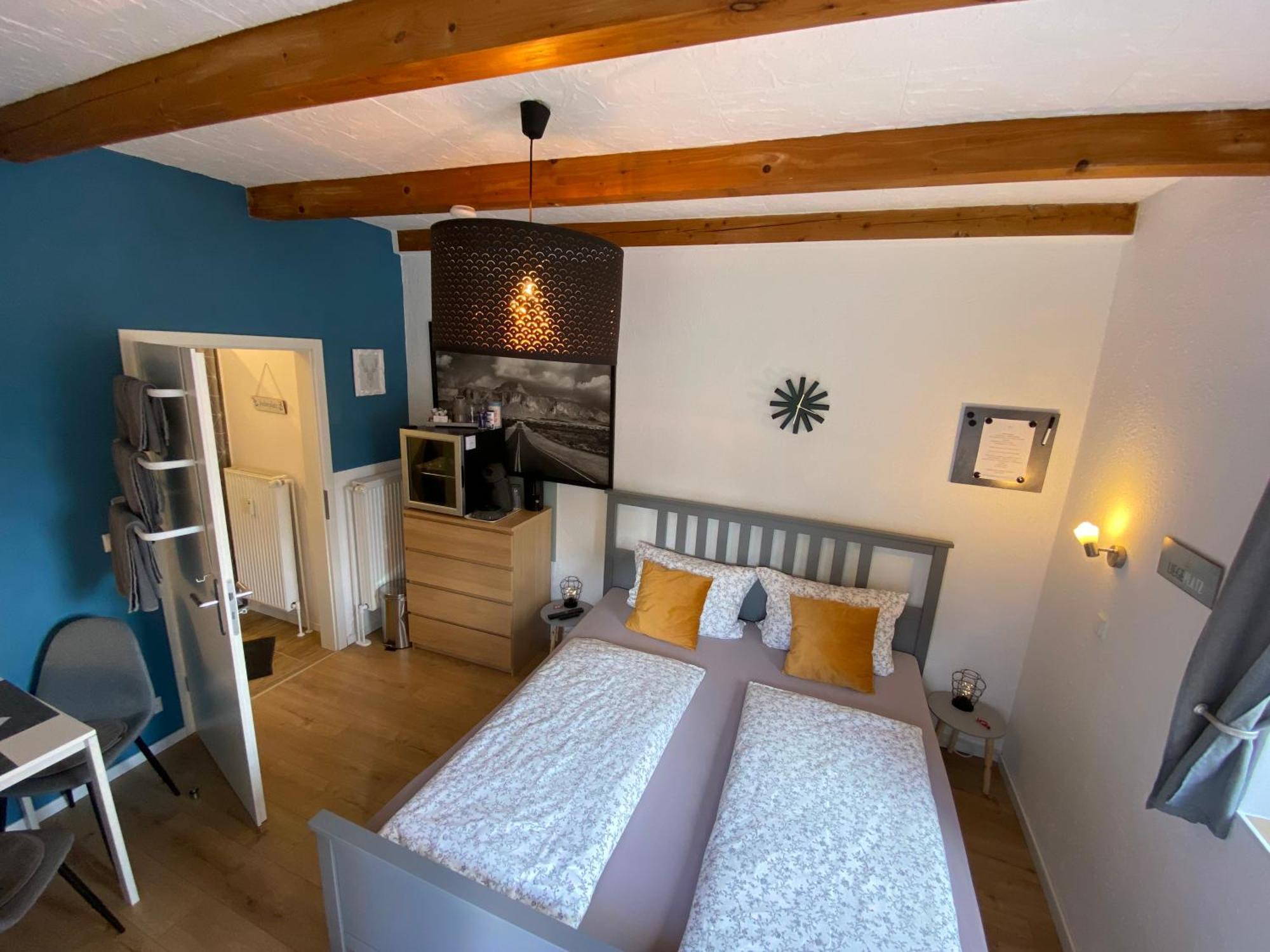 Homestay Kleines Doppelzimmer Mit Eigenem Bad Und Kuehlschrank, Frisch Saniert Friedrichskoog