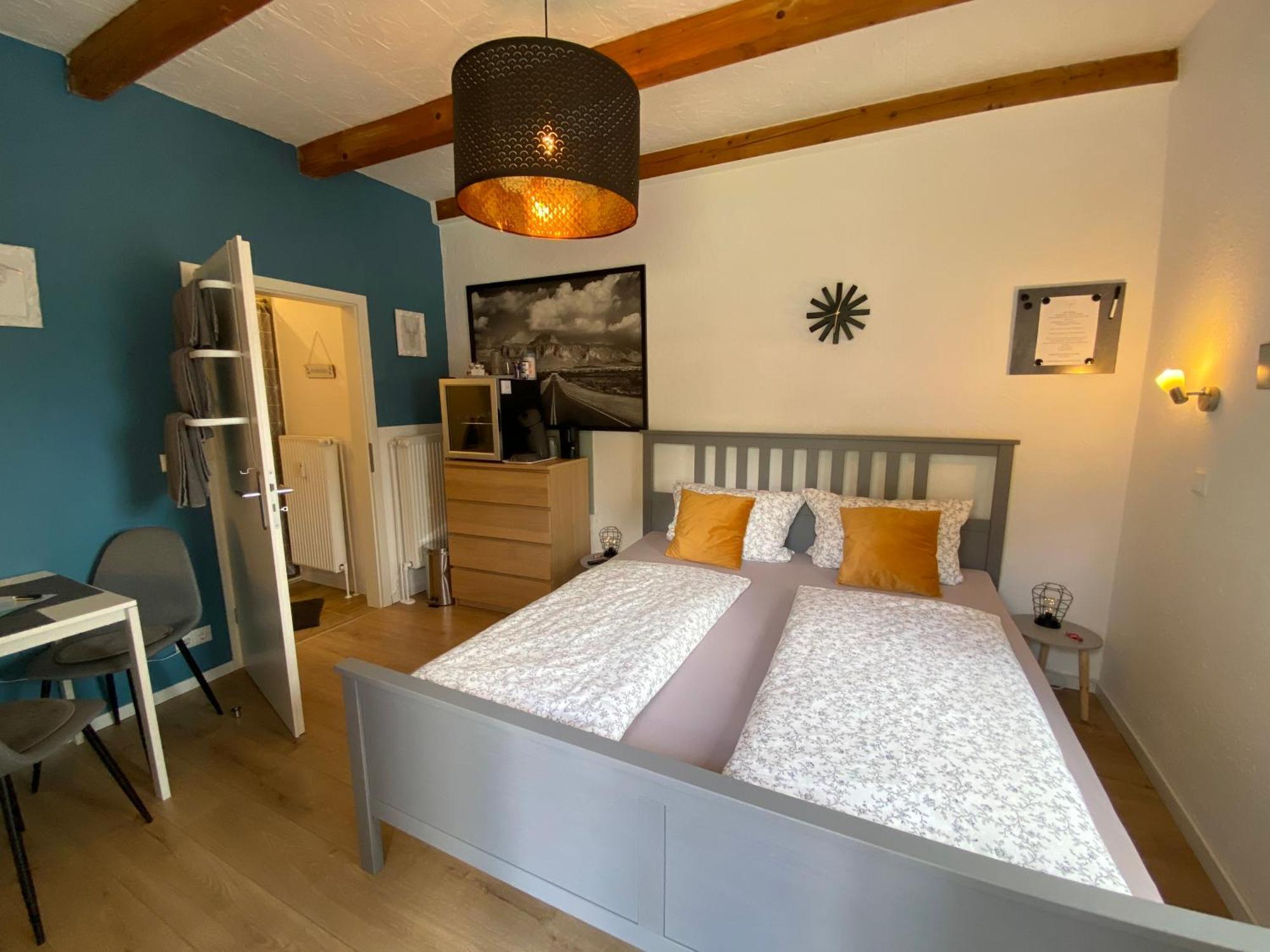 Kleines Doppelzimmer Mit Eigenem Bad Und Kuehlschrank, Frisch Saniert Homestay